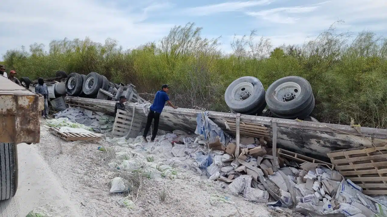 Tráiler cargado con cemento y pegamento para piso vuelca en Ahome