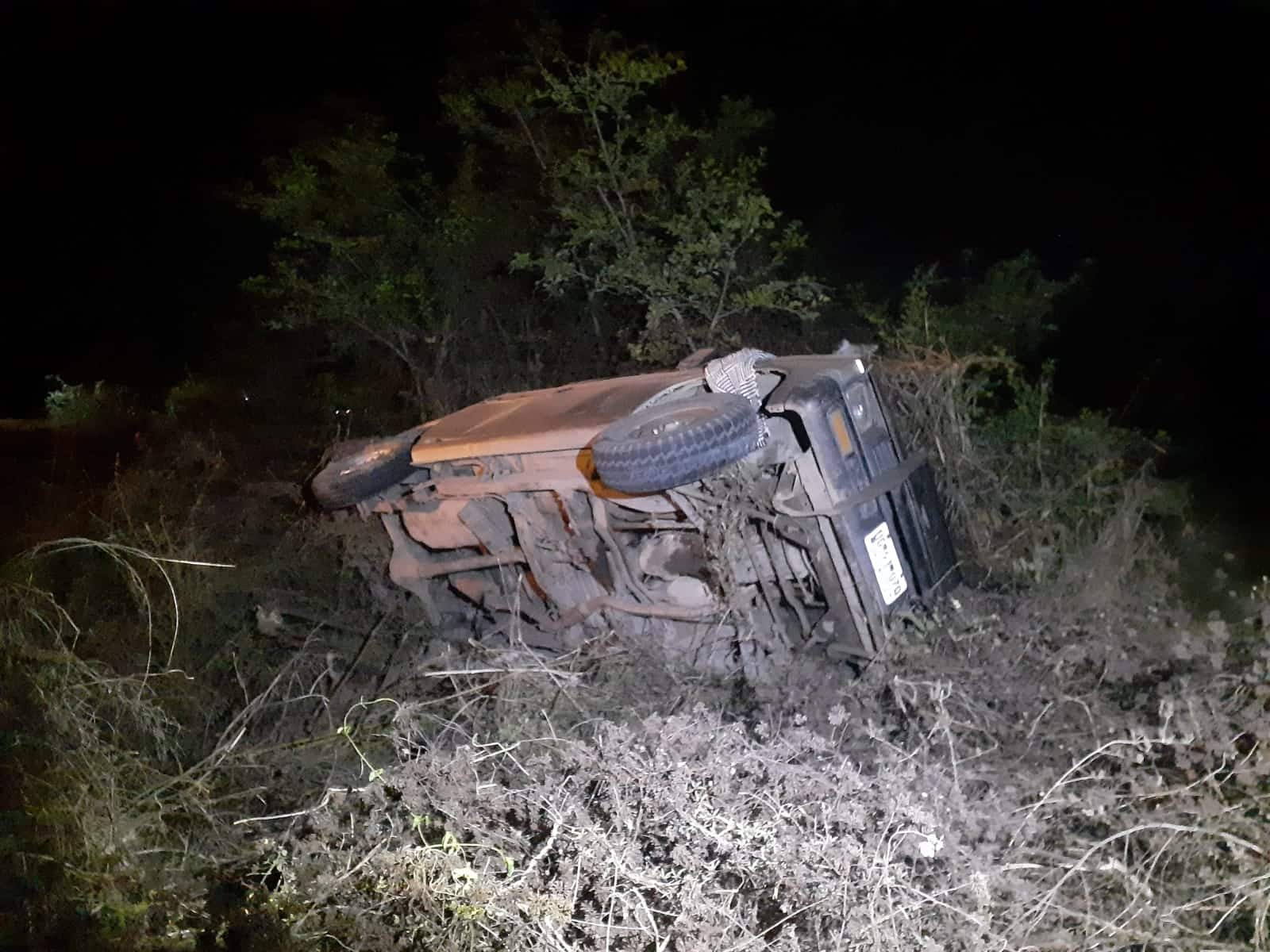 Vehículo choca por alcance a una camioneta y la hacer volcar dejando dos lesionados, en Mazatlán