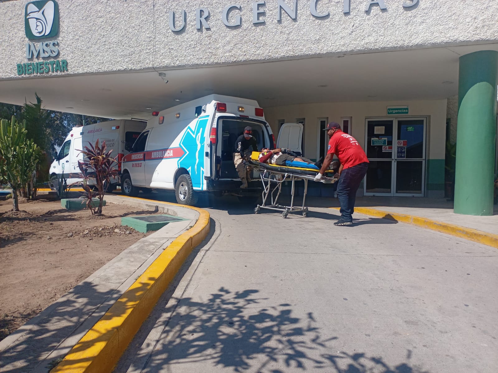 Choca motociclista contra un automóvil en Barrón, Mazatlán y resulta lesionado
