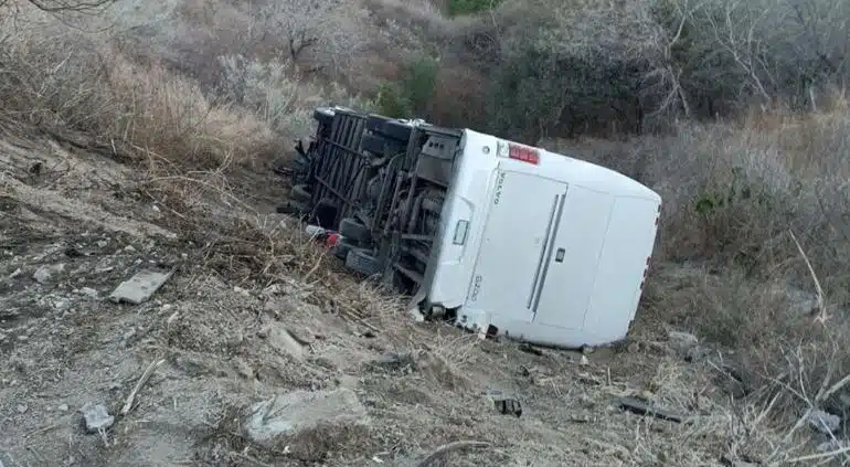 ¡Tragedia! Vuelca camión que traía a equipo de fútbol infantil que venía a torneo a Mazatlán; hay un muerto