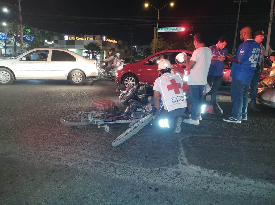 ¡El carro les llegó por atrás! Pareja termina “volando” mientras esperaban el semáforo en verde