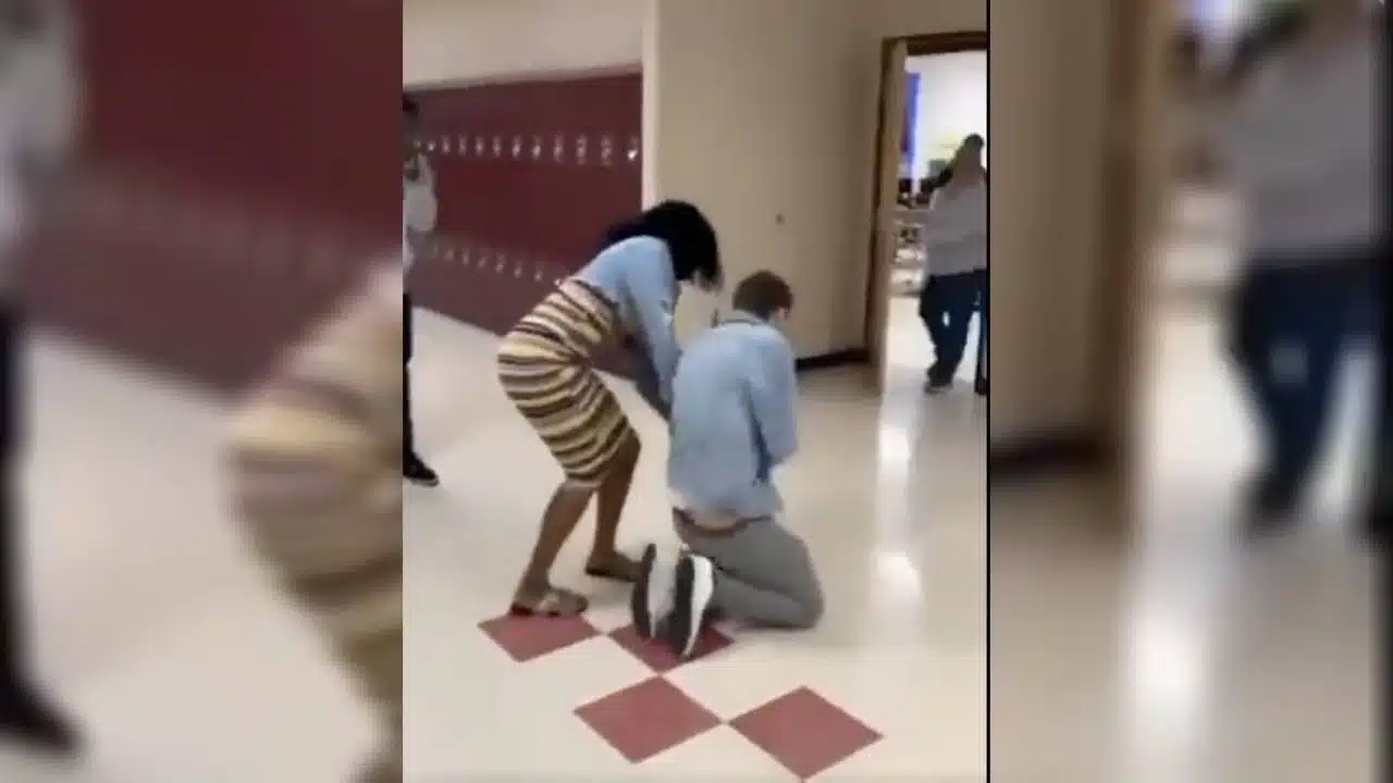 Adolescente ataca con gas pimienta a su maestro por quitarle el celular