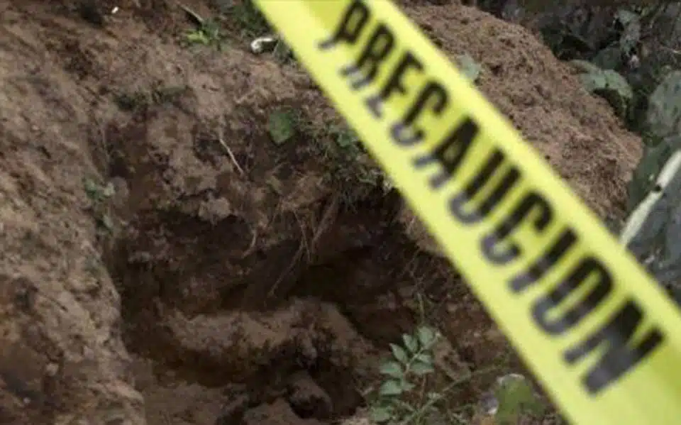 Al fondo de un barranco en Michoacán, localizan fosa clandestina; había 7 cuerpos
