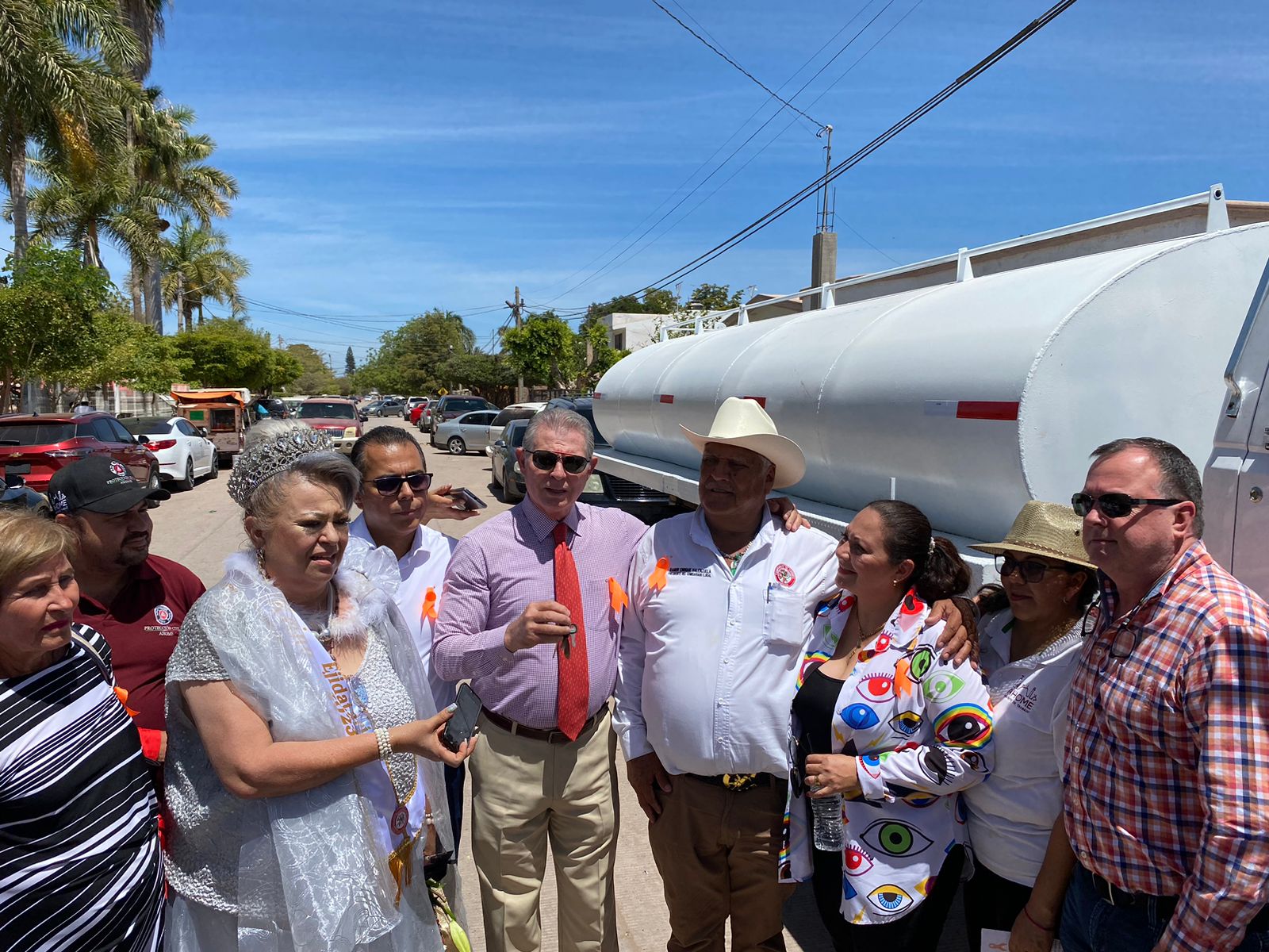 Autoridades de Ahome entregan pipa nueva a vecinos del ejido Mochis