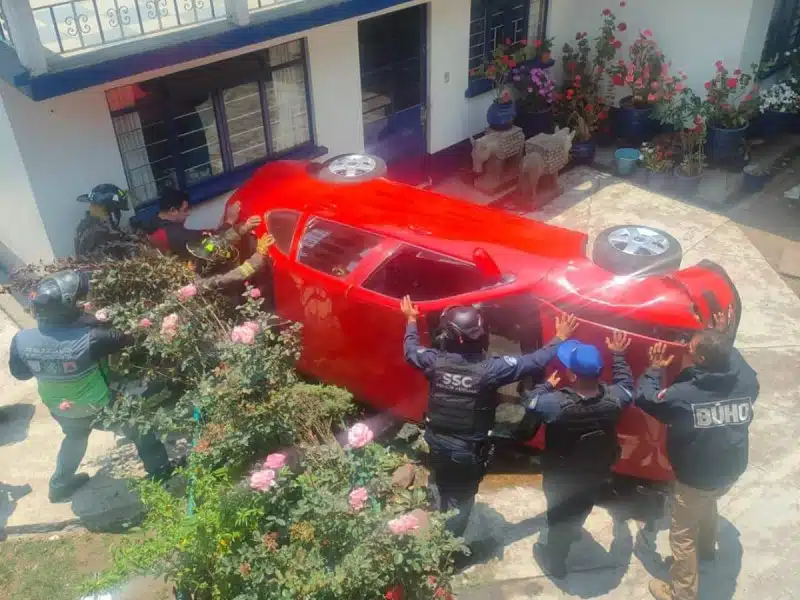 Auto cae al interior de una casa en Cuajimalpa