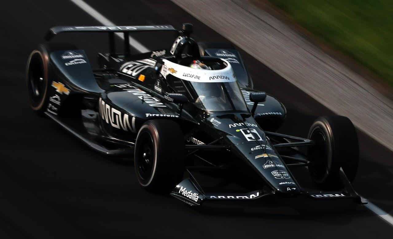 Impresionante vuelta a casi 400 kilómetros por hora en Indianapolis