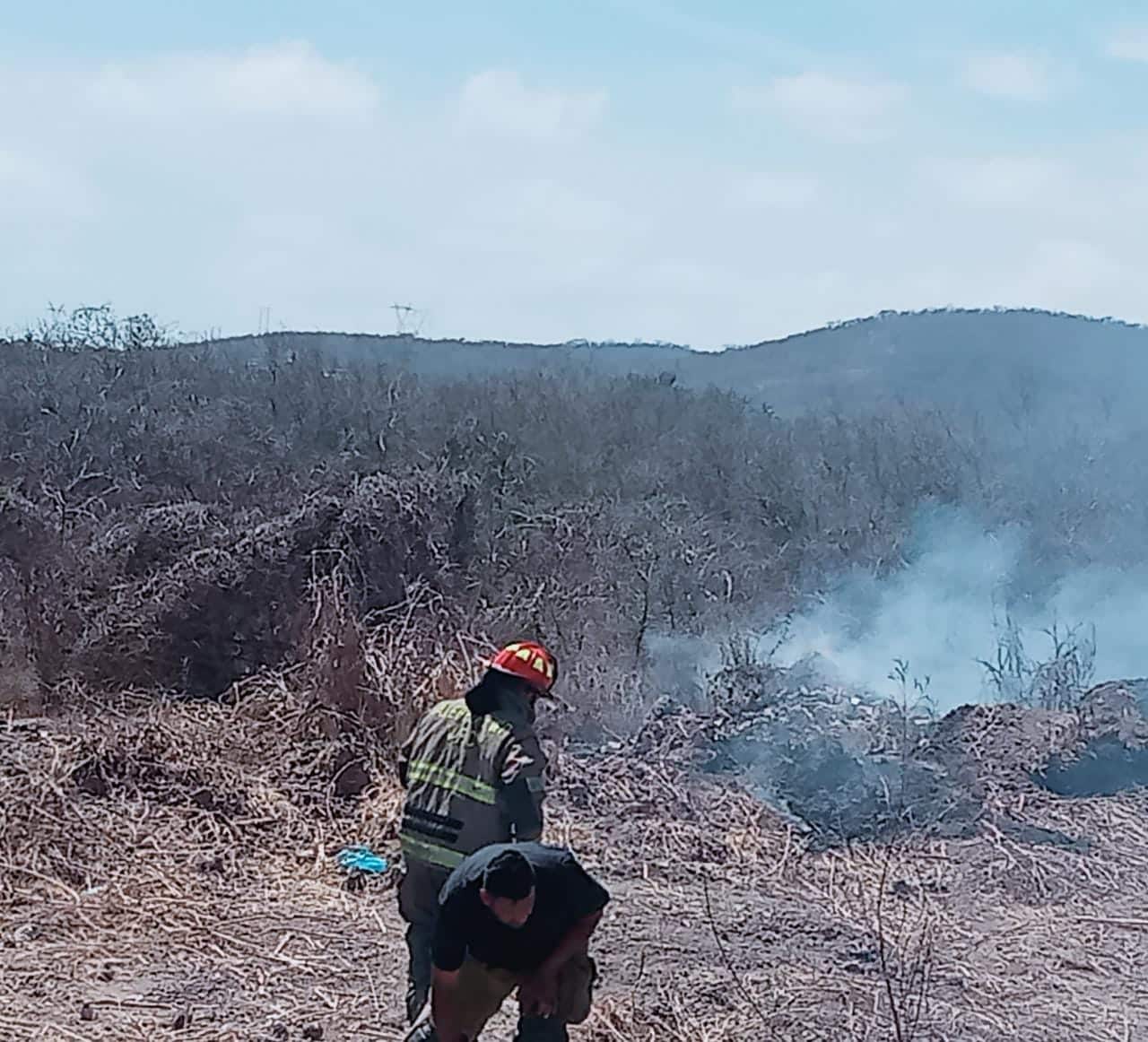 Se registra nuevo incendio de maleza dentro de amplio predio al sur de Mazatlán