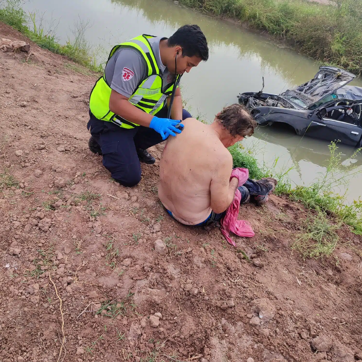 Mauricio cae con todo y camioneta a canal en el ejido Plan de San Luis, Ahome