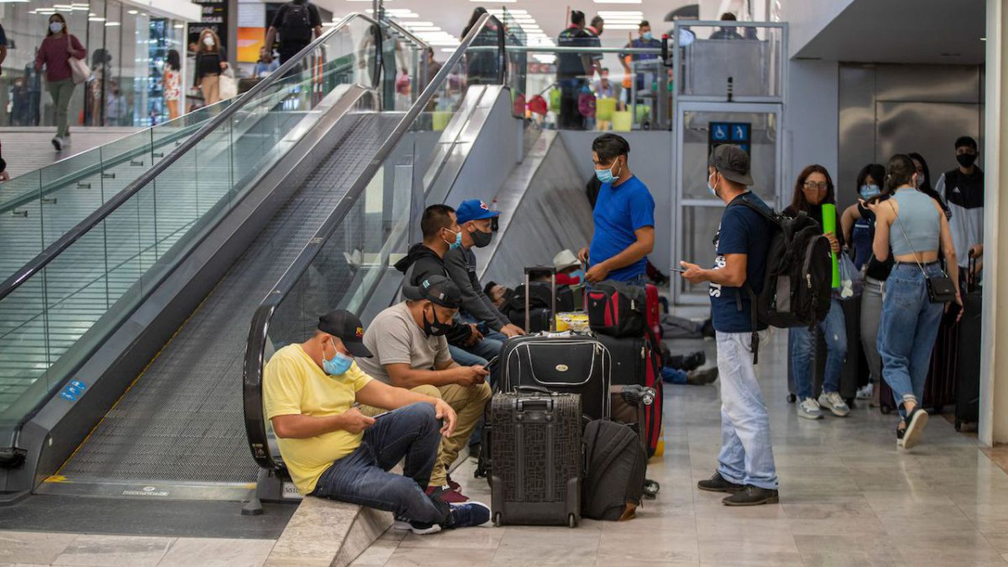 Cancelan salidas del AICM