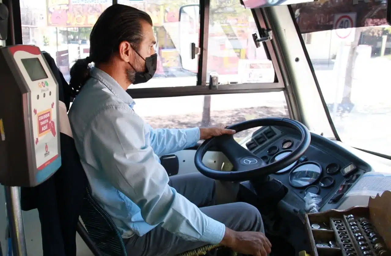Han pasado 30 años desde que Carlos González inició en el oficio como conductor del transporte urbano en Culiacán