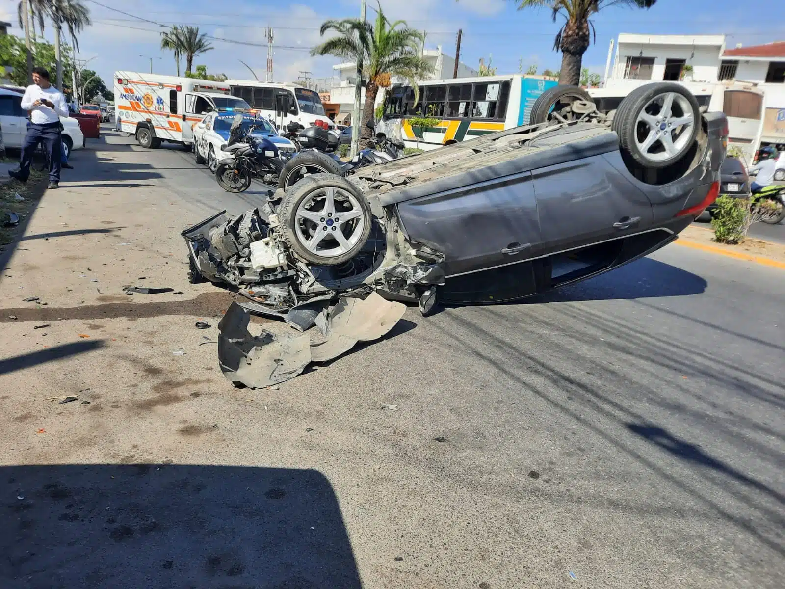 Conductor choca con camioneta y termina volcado en Mazatlán