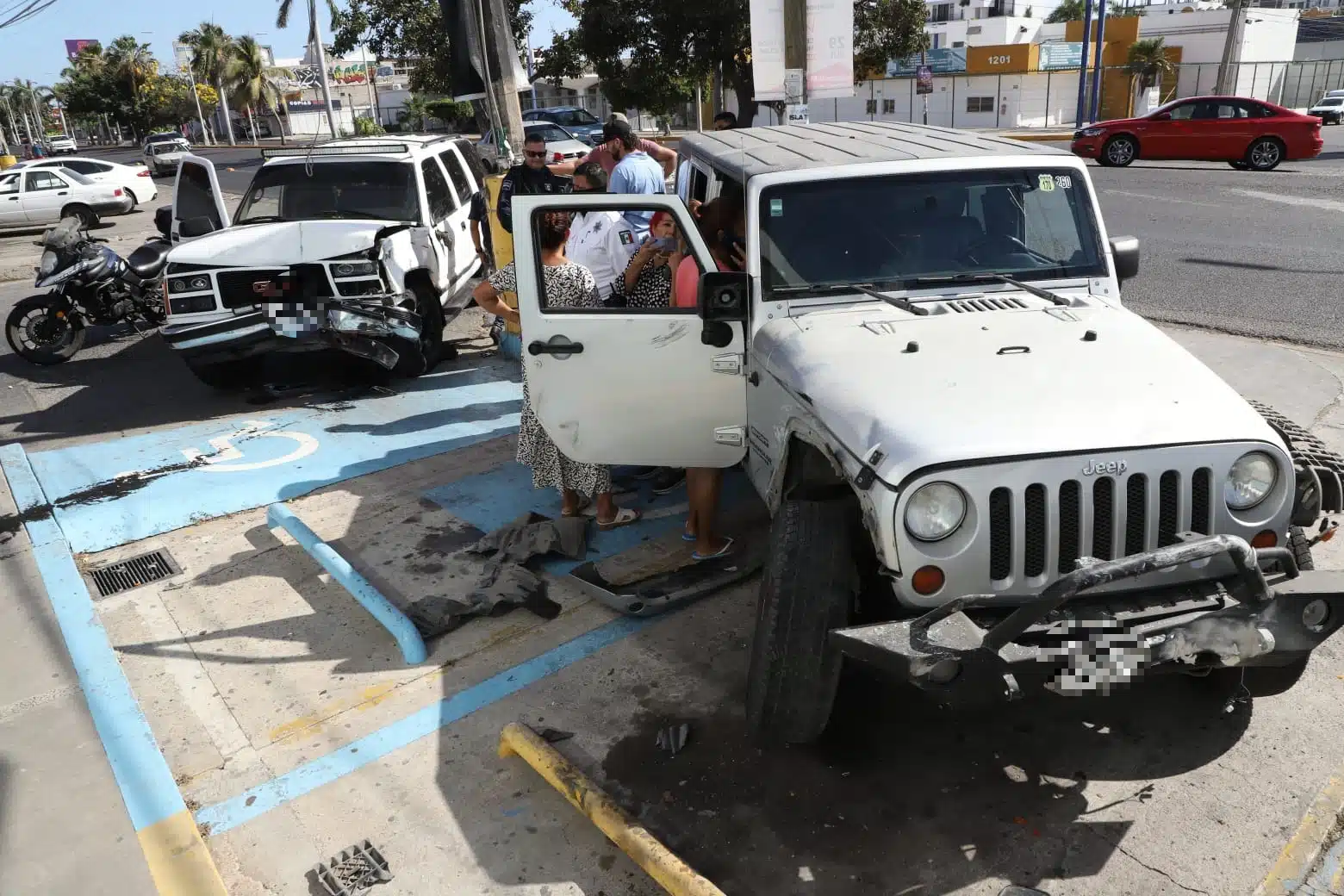 Cruzó en su Jeep la avenida Ejército Mexicano “sin ver” y ocasionó un fuerte choque en Mazatlán