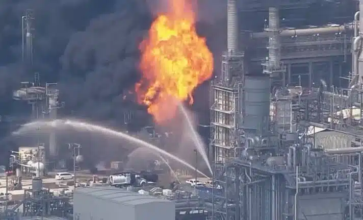 Continúa incendio en planta química de Shell de Texas