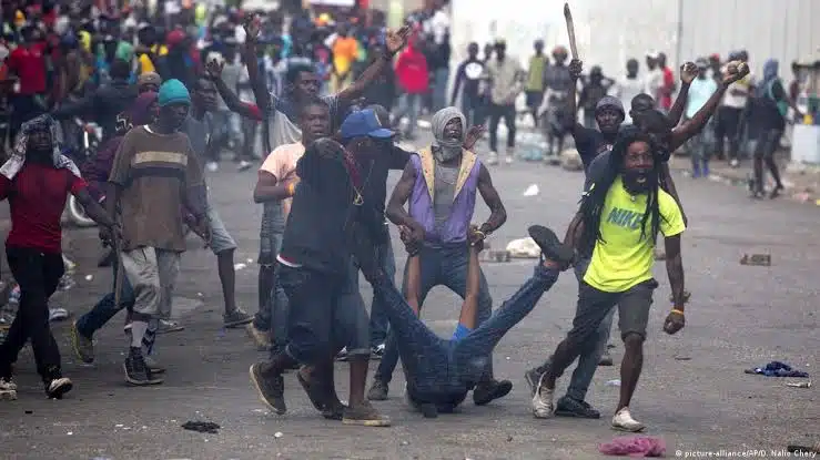 Continúan los linchamientos en Haití; queman vivos a cinco pandilleros