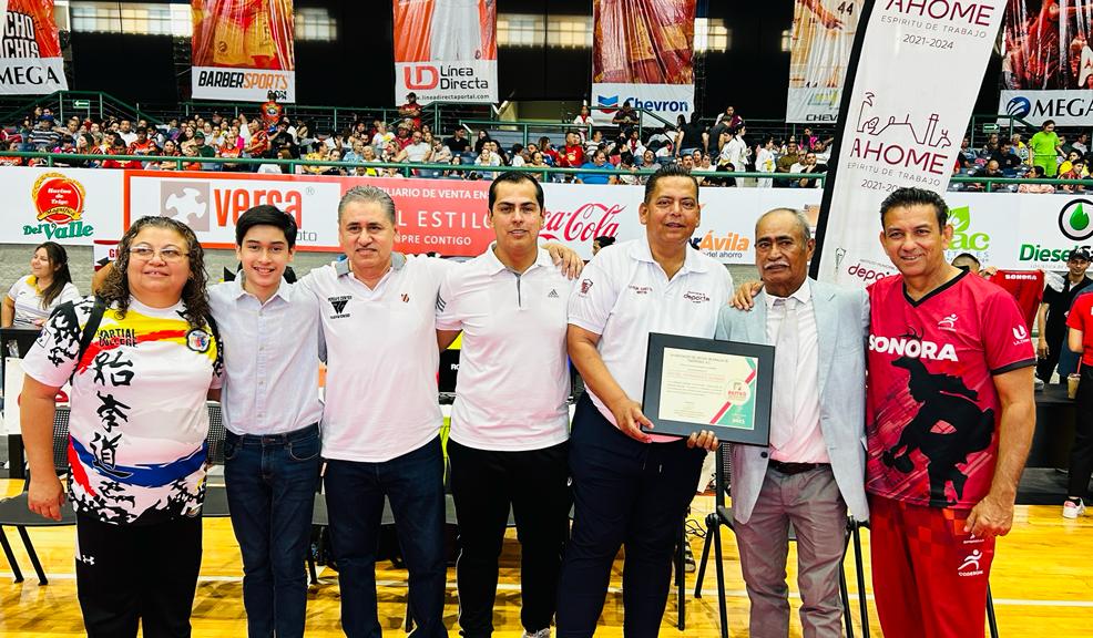 ¡Merecido homenaje! Profe Rafa recibe galardón en gran evento de taekwondo en Los Mochis