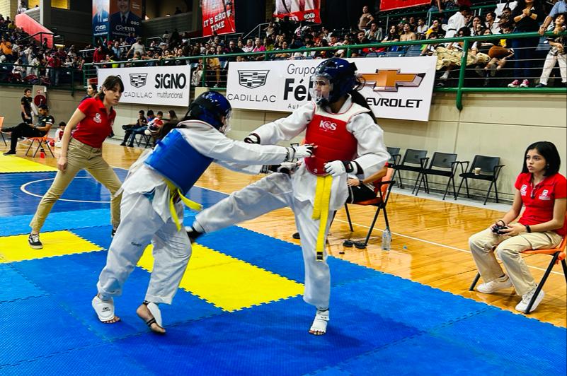 ¡Merecido homenaje! Profe Rafa recibe galardón en gran evento de taekwondo en Los Mochis