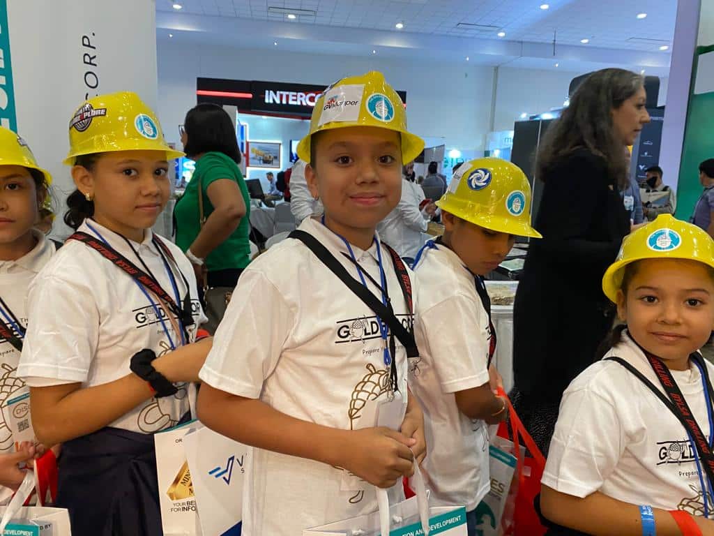 Niñas y niños de las escuelas primarias “General José Miramontes” y “General Gabriel Leyva Velásquez”,
