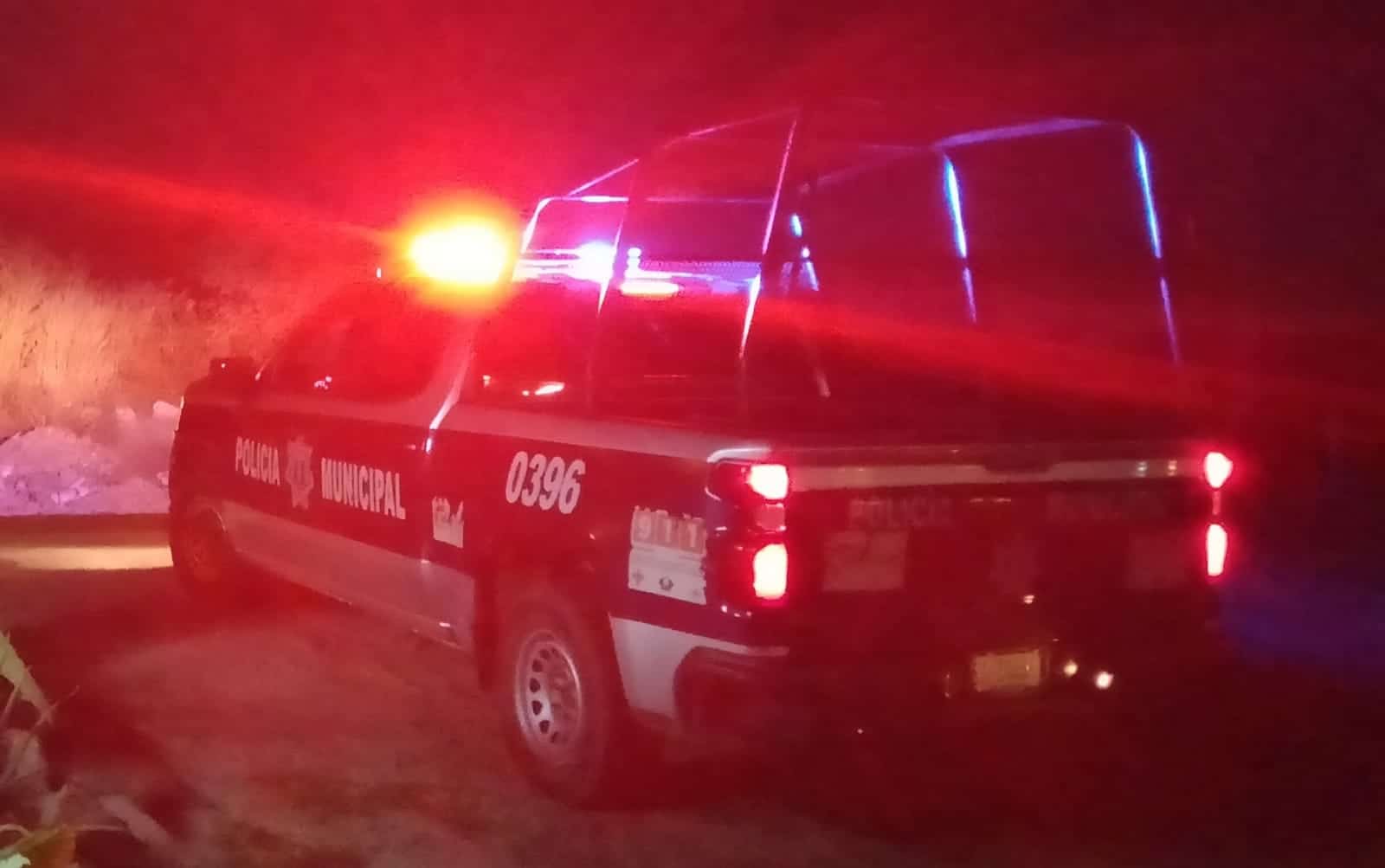 Con un arma larga, sujeto despoja una camioneta Frontier en Culiacán