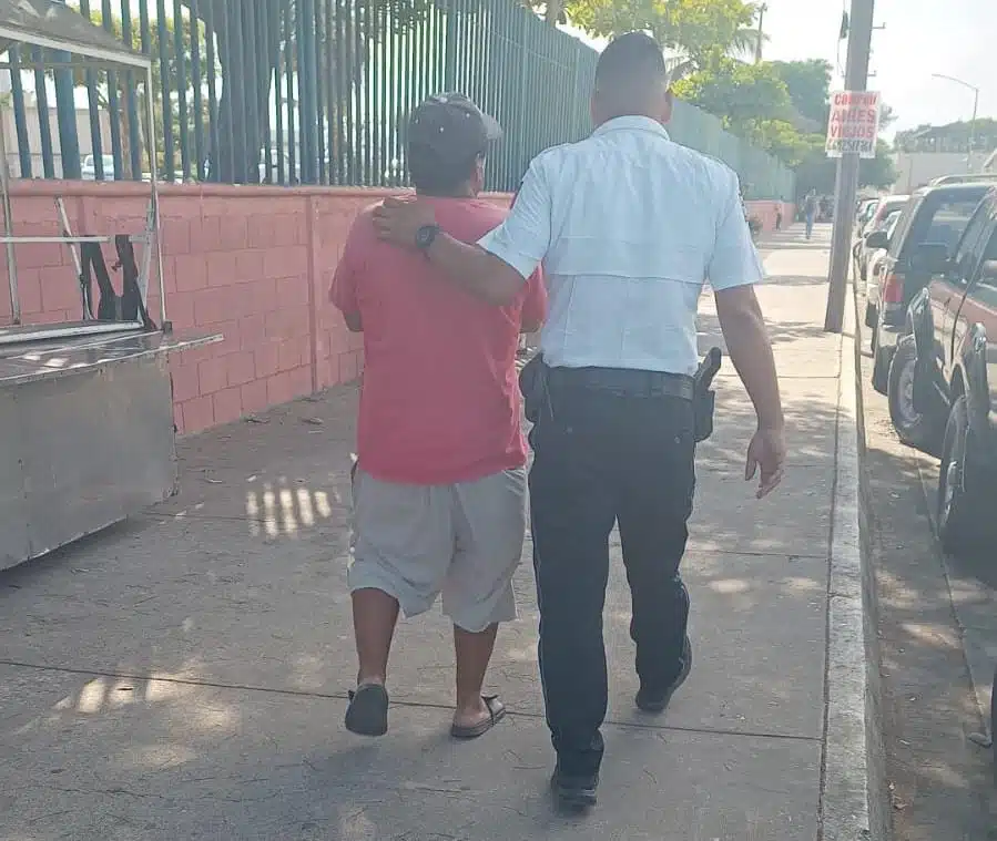 Lo detiene la policía: Cobraba por reservar estacionamiento en espacios públicos de Mazatlán