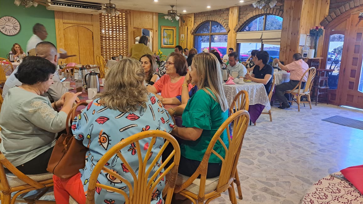 Mujeres comiendo en una mesa