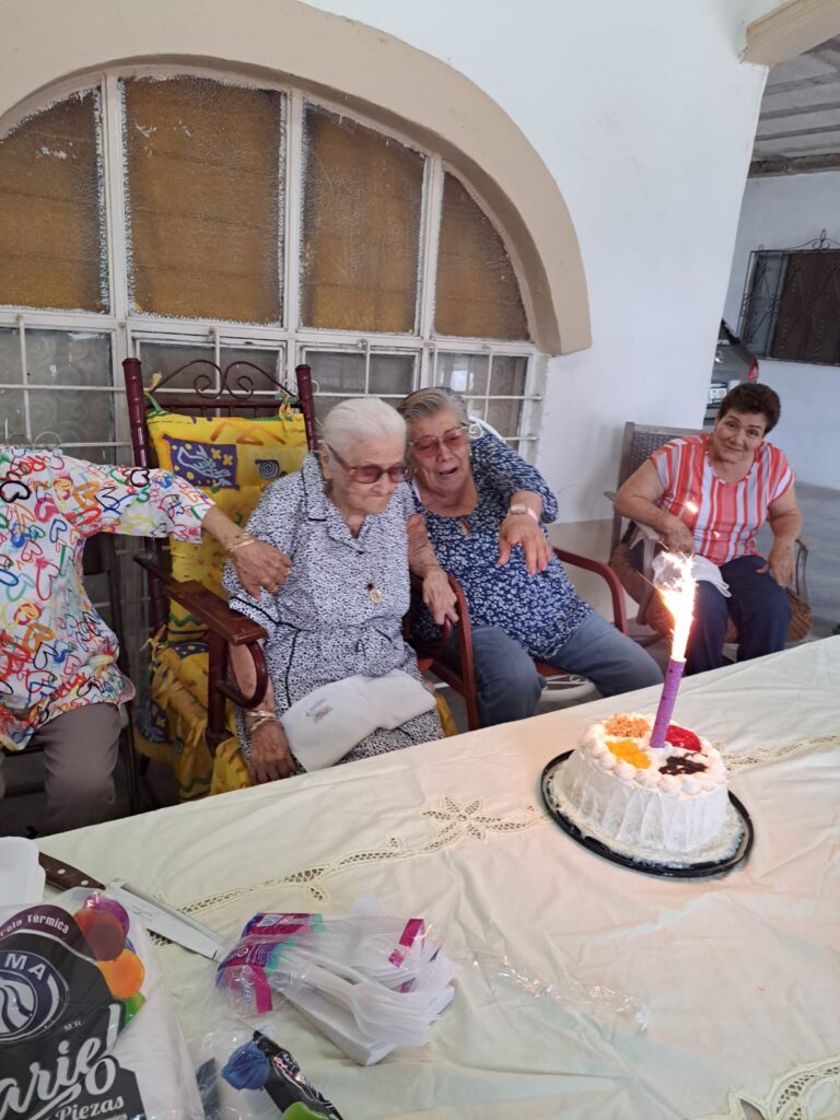 Doña Crucita cumplió 105 años (2)