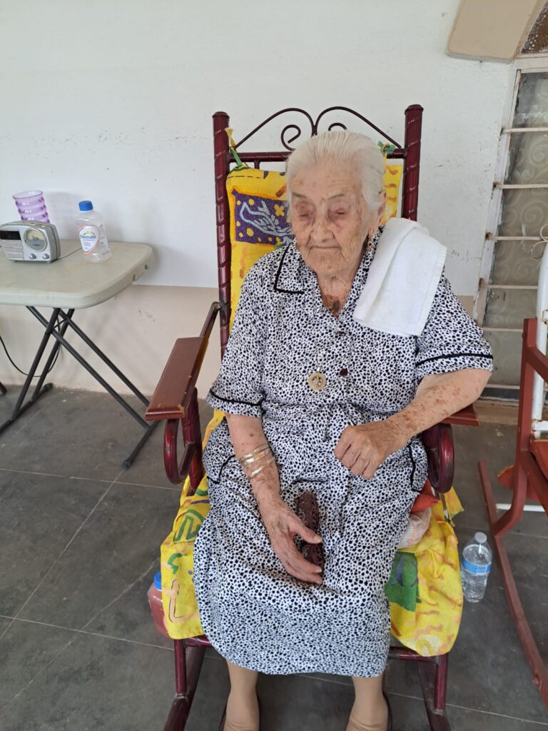 Doña Crucita cumplió 105 años (2)