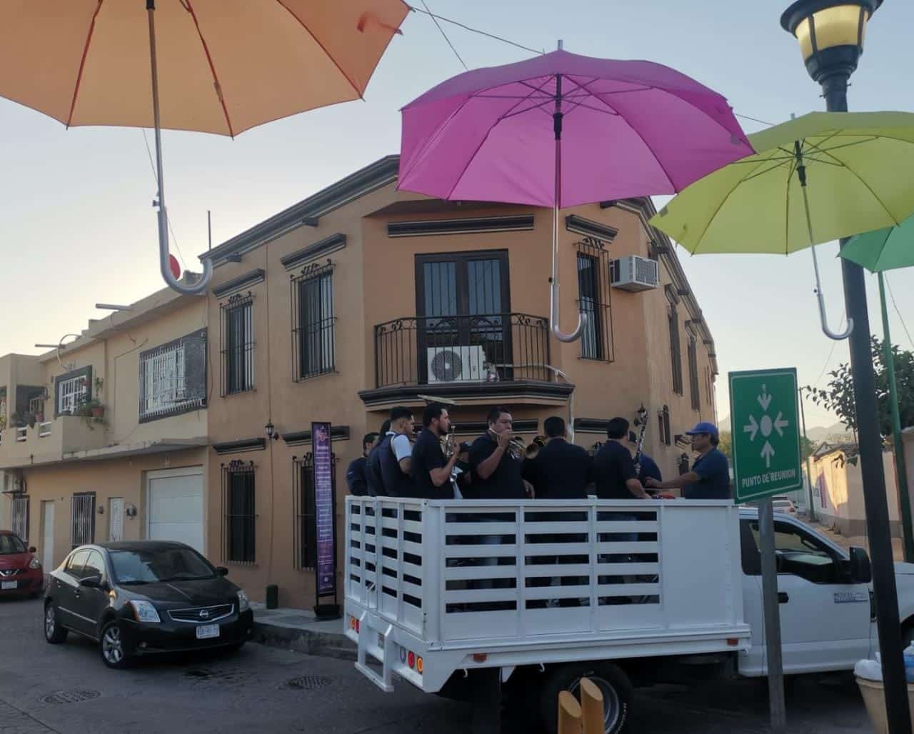 En El Rosario, la banda Los Hermanos Martínez canta Las Mañanitas a mamá