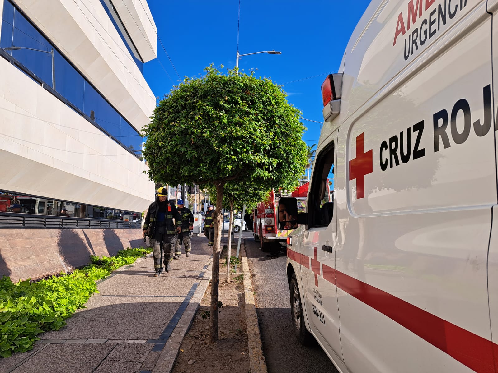 Rescatan a 3 hombres; quedaron encerrados en elevador de edificio de La Lomita, Culiacán