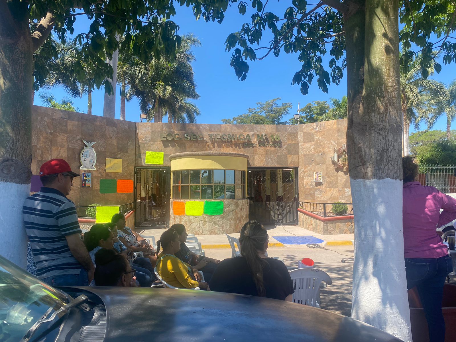 “Que regresen el dinero, la escuela se está cayendo a pedazos”: papás amenazan con denunciar en FGJ