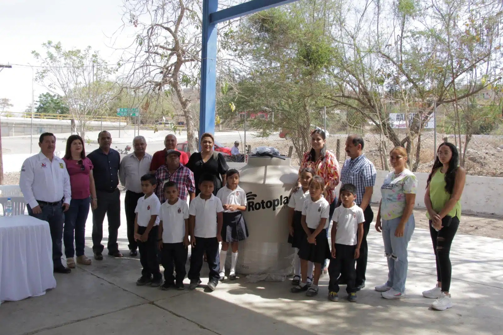Alcaldesa de Rosario lleva tinaco y pintarrones a primaria de Chilillos