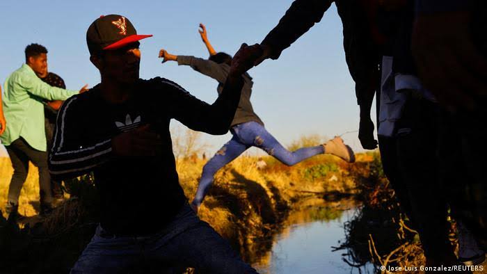 Estados Unidos busca disuadir a migrantes de cruzar su frontera
