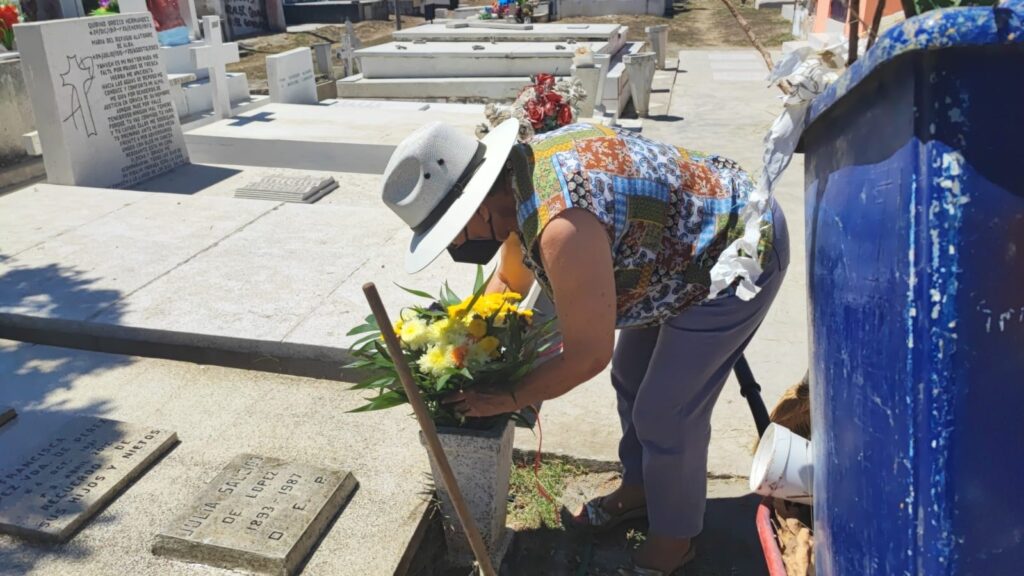 Familias acuden al panteón a reparar tumbas 