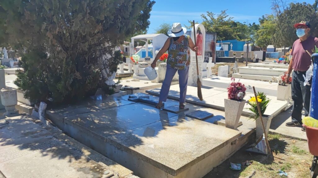 Familias acuden al panteón a reparar tumbas