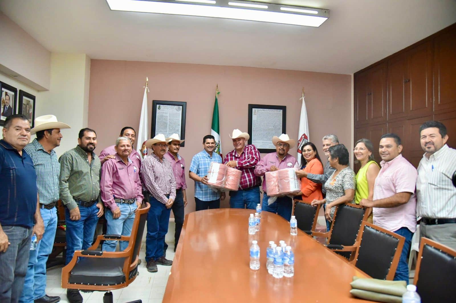 Entregan a ganaderos hilo forrajero y combustible para que aprovechen la soca y alimenten sus hatos