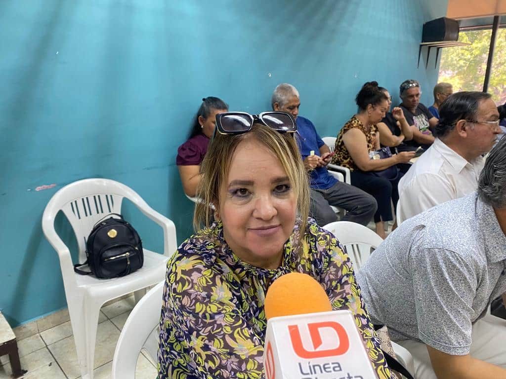 Haciendo gestiones para su escuela, así festeja su día la maestra Irma; va con el alcalde de Mazatlán