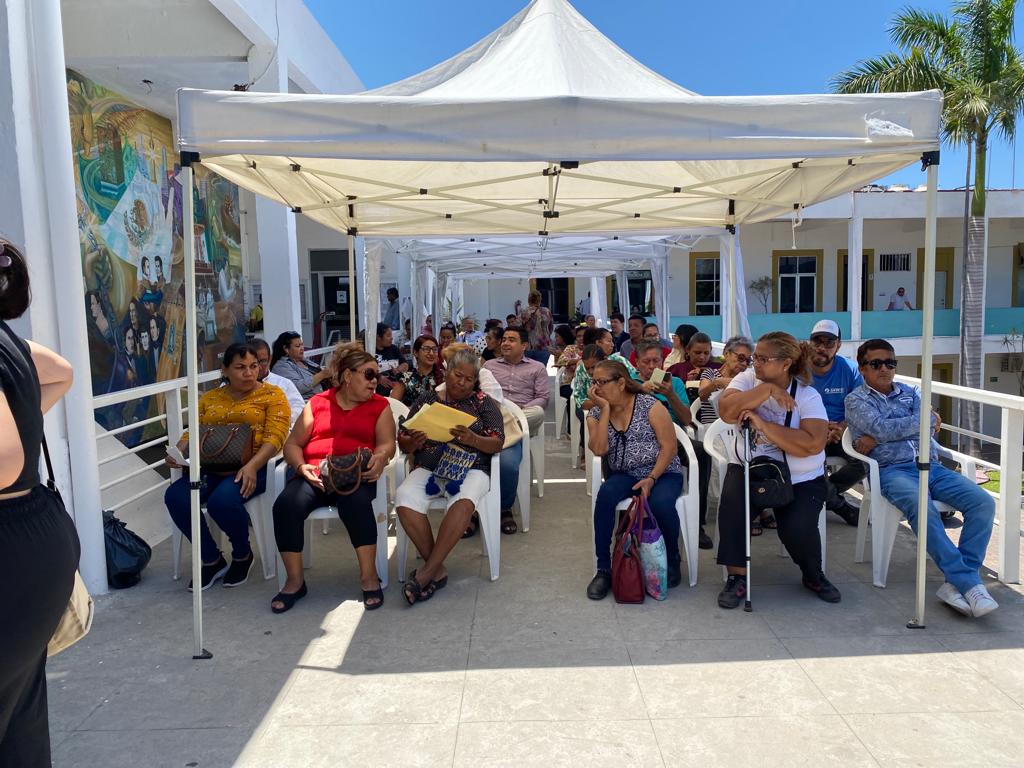 Haciendo gestiones para su escuela, así festeja su día la maestra Irma; va con el alcalde de Mazatlán
