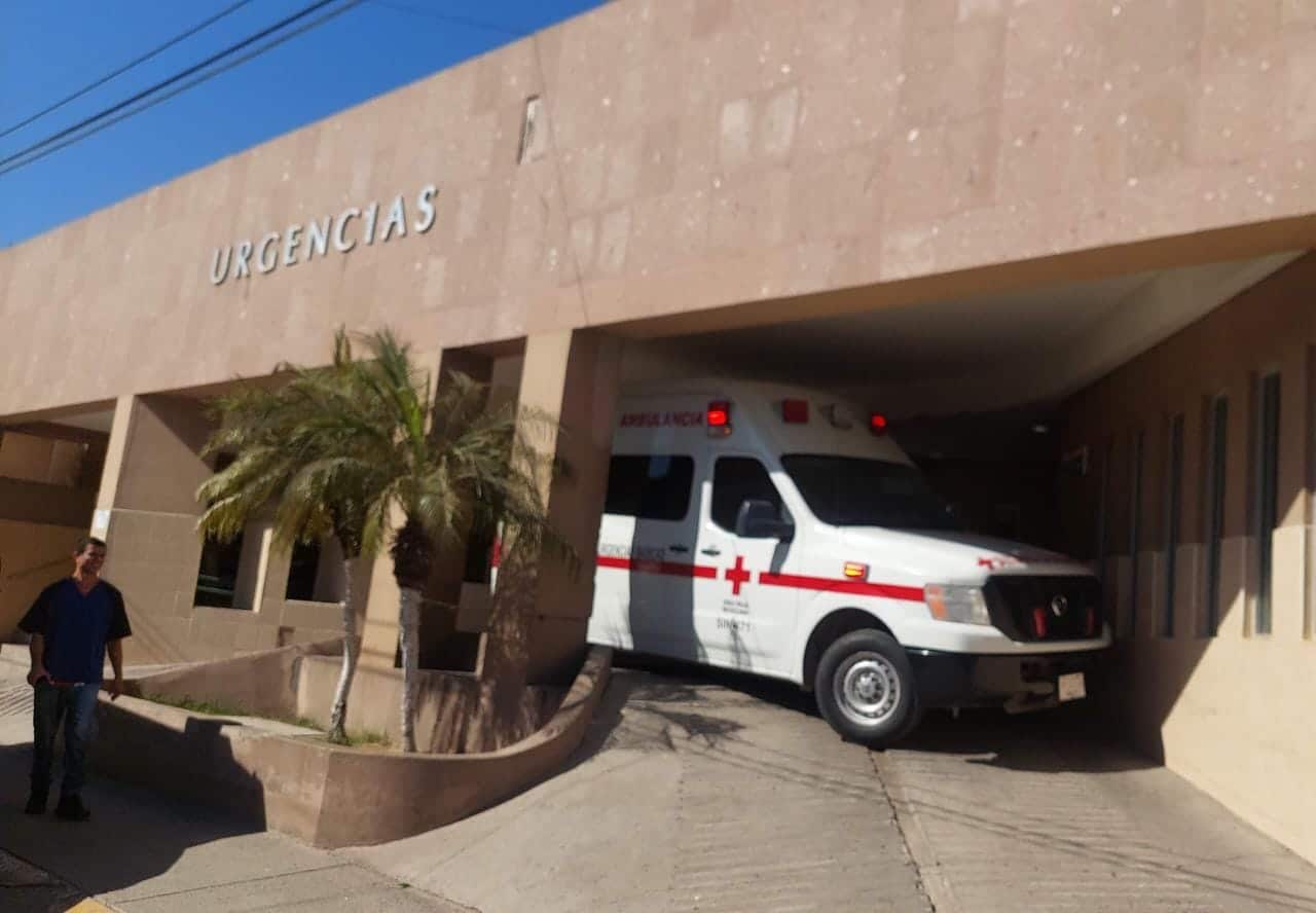 Ambulancia estacionada abajo de una parte del techo del IMSS