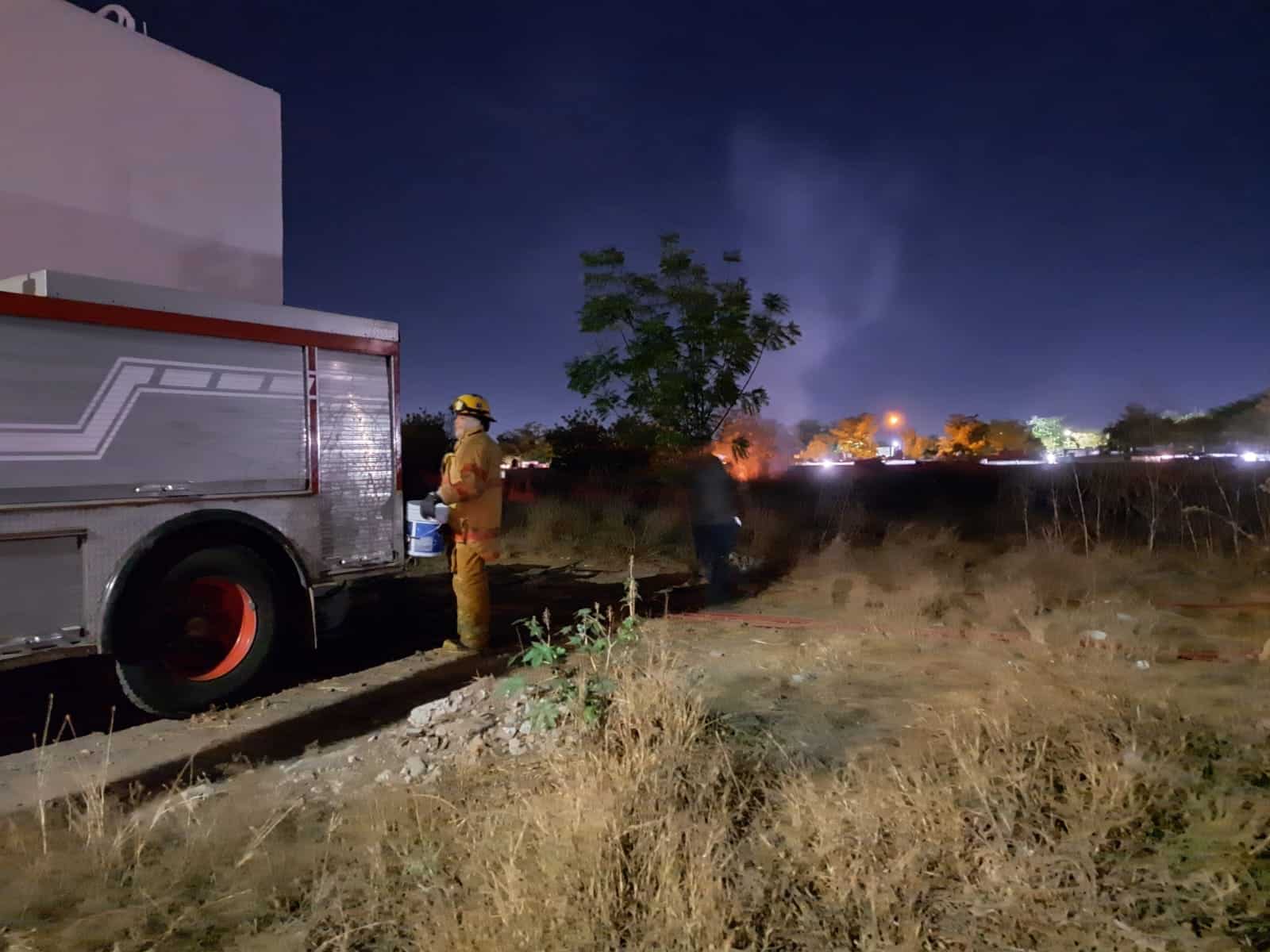 Incendio de maleza por poco alcanza una gasera y viviendas de la zona de las Estancias, en Culiacán