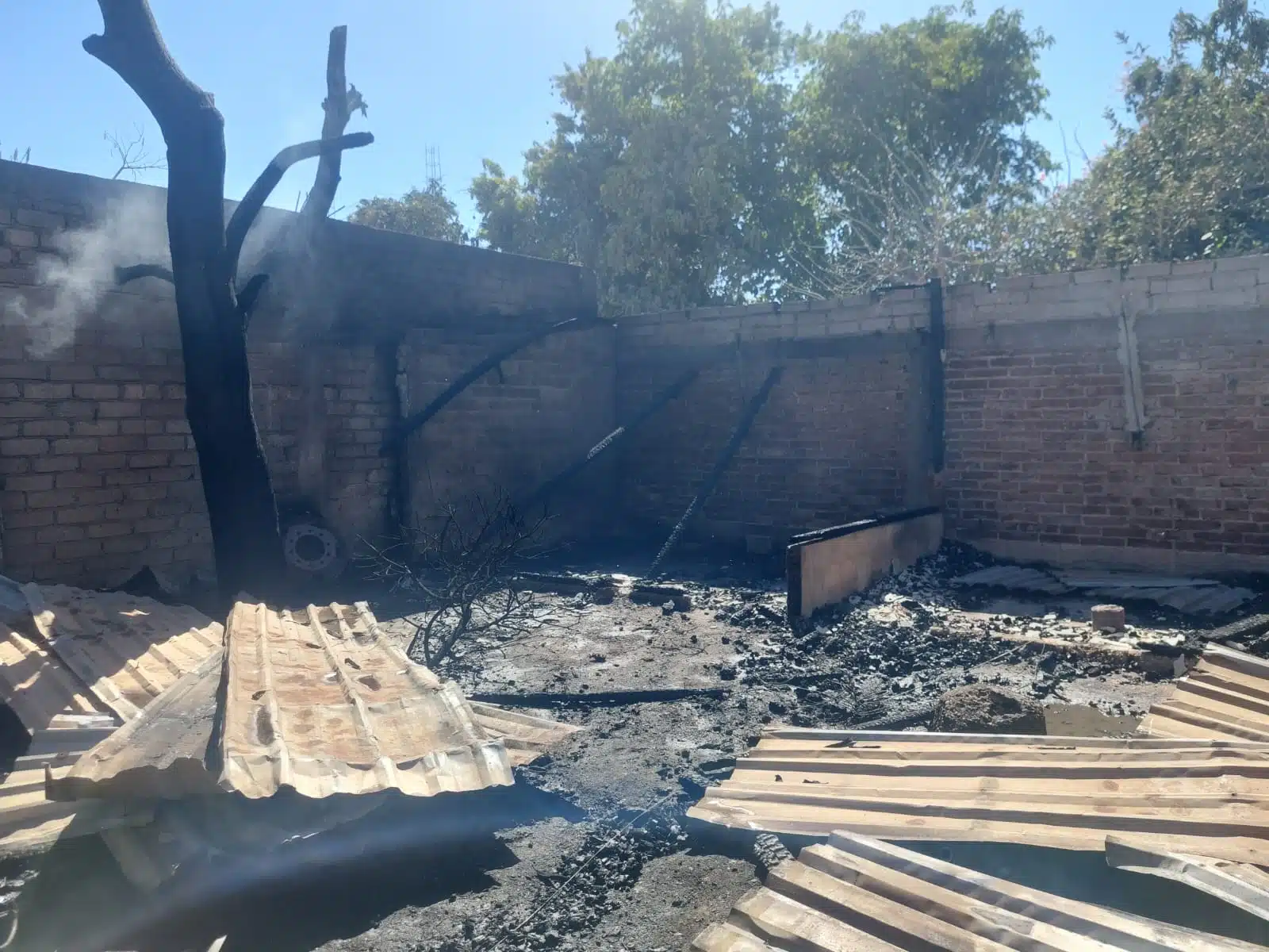 Incendio en Guasave arrasó con las cuarterías y pertenencias de los jornaleros