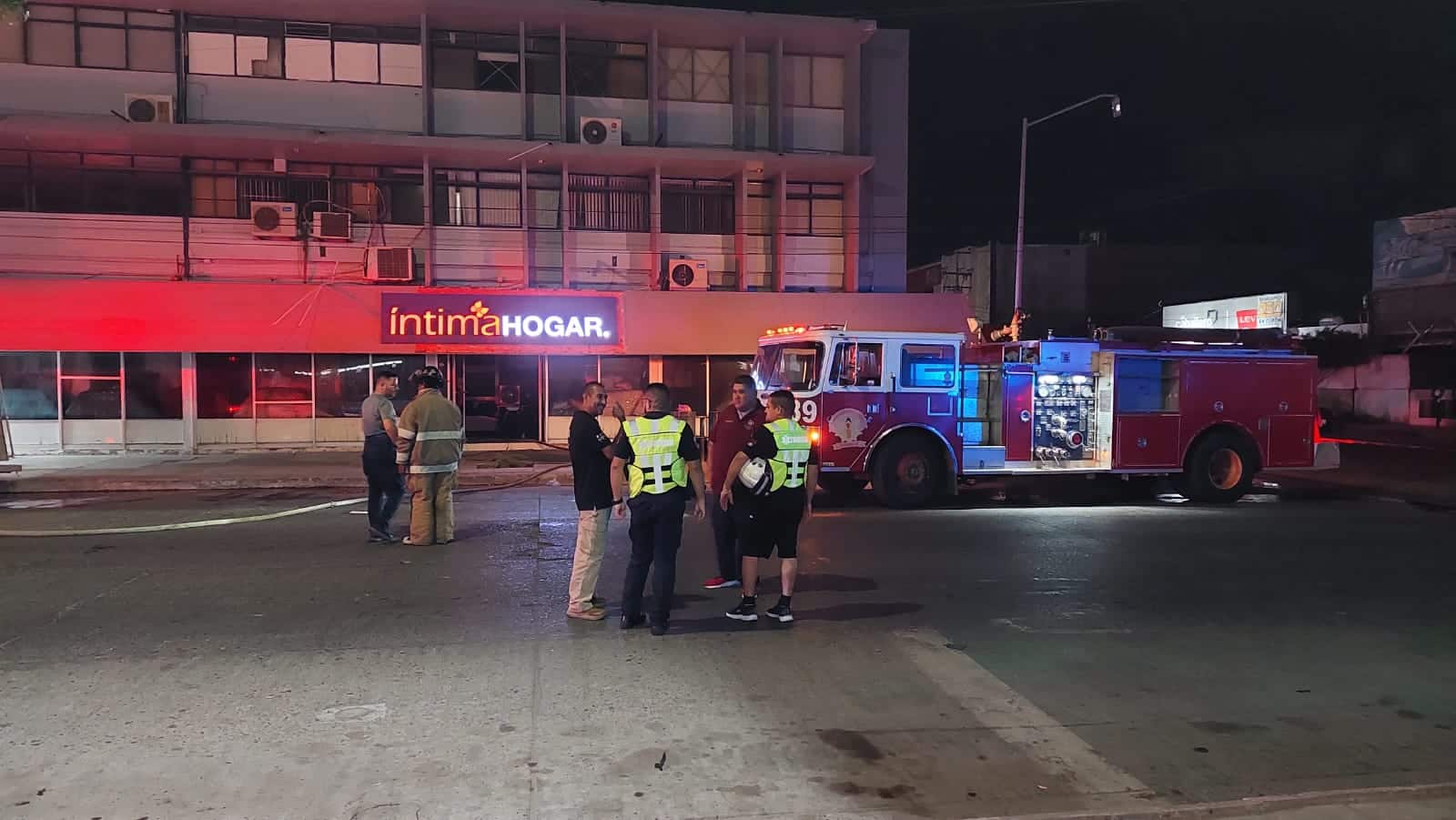 Se incendia mueblería en el centro de Los Mochis; reportan daños valuados en miles de pesos