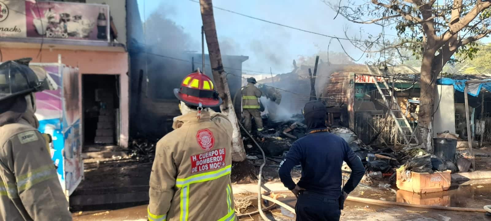 Fuerte incendio arrasa con una vivienda en la colonia Anahuac de Los Mochis
