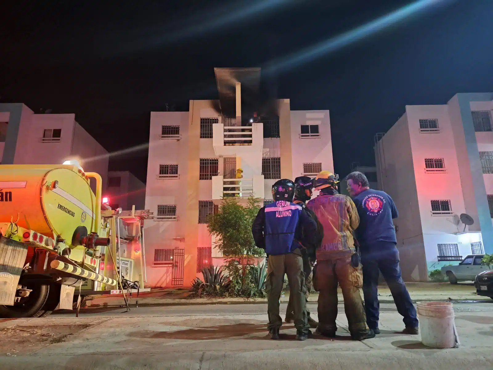 Bebé resulta intoxicado y evacuan a 18 personas tras incendio de un departamento de Culiacán