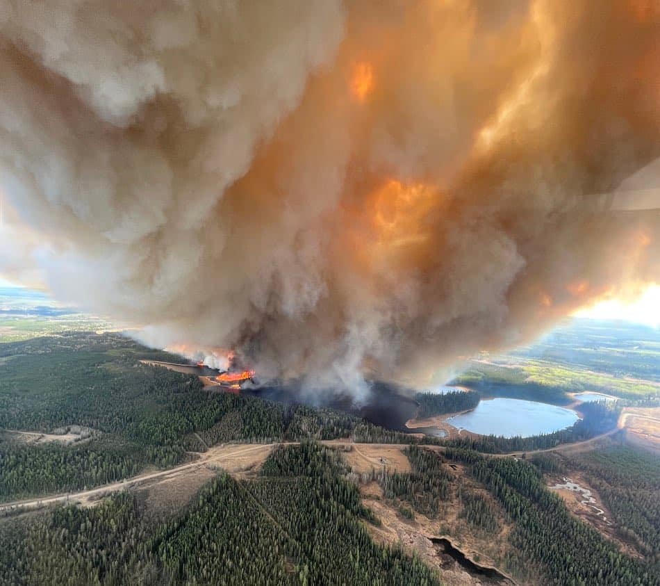 ¡Canadá en llamas! Incendios forestales obligan la evacuación de 30 mil