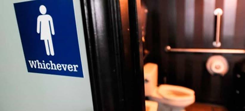 Ley anti-LGBTIQ+ prohíbe a personas trans ir a baños que corresponden a su identidad de género 