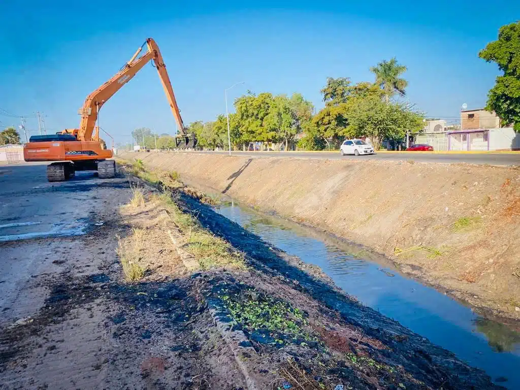 La Secretaría de Obras Públicas de Ahome, solicita a la sociedad que no arroje basura a los canales y drenes