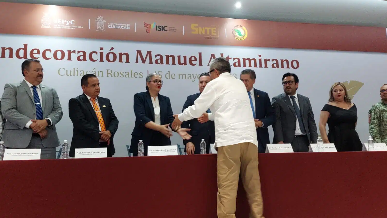 Entregan medalla “Ignacio Manuel Altamirano” a maestros de Sinaloa