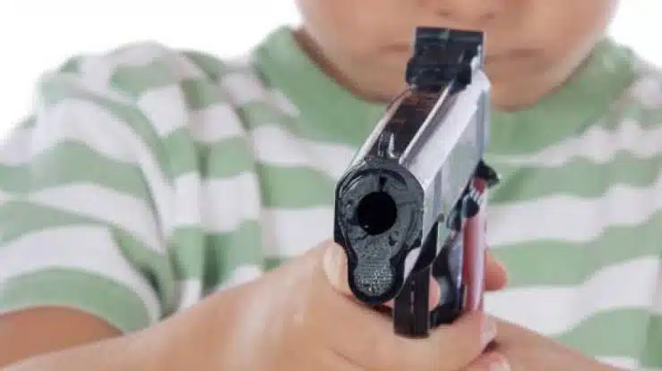 Menor de 4 años dispara de manera accidental a su hermano menor en Texas
