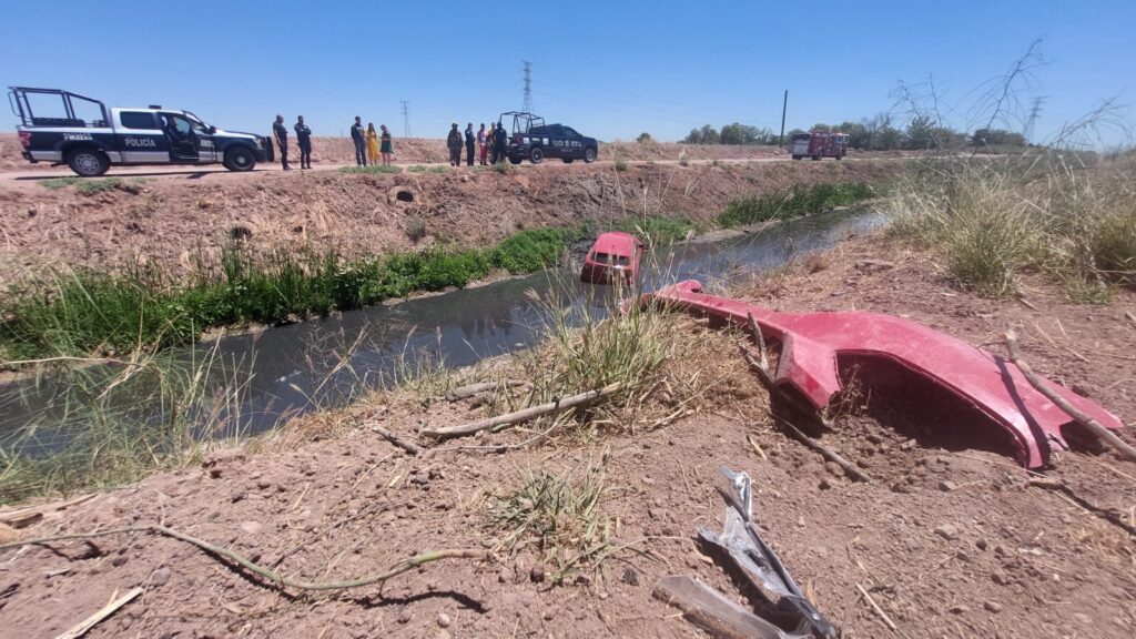 Mujer cae con todo y su perro a dren de Los Mochis 