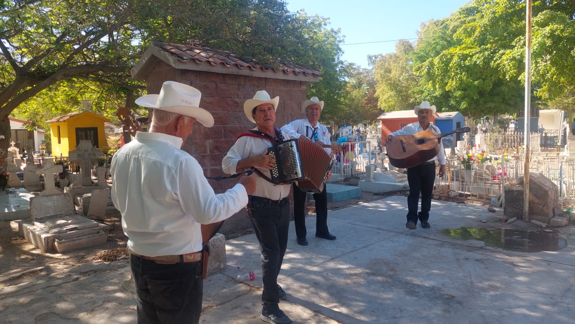 Músicos no tocan como antes en panteones