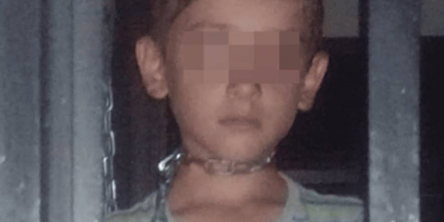 ¡De no creerse! Encuentran a niño de 10 años encerrado y encadenado del cuello al interior de vivienda